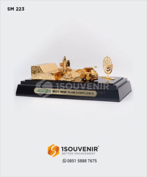 Souvenir Miniatur Pertambangan Petrosea Best Mine Plan Compliance