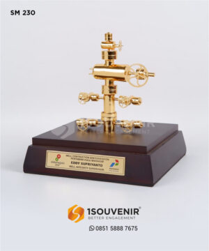 Souvenir Miniatur Wellhead Per...