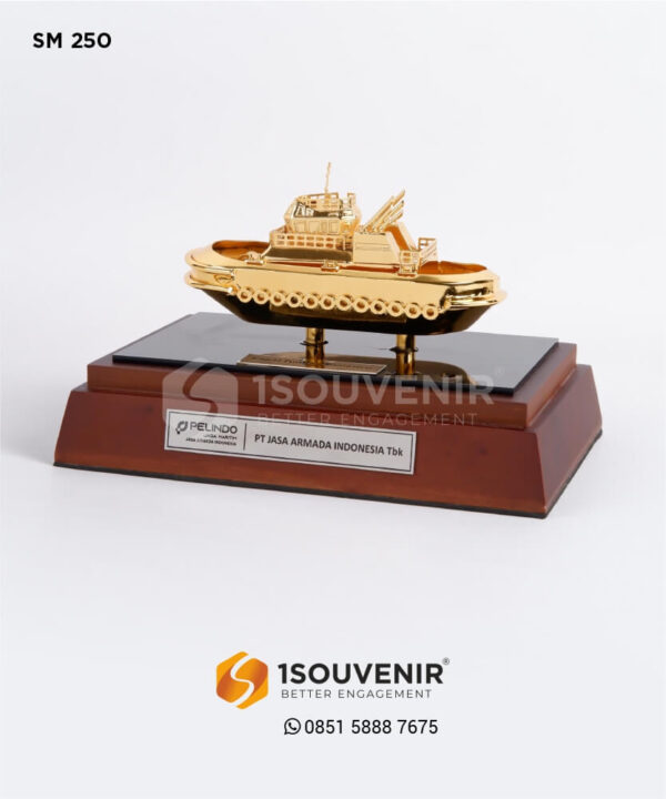 SM 250 Souvenir Miniatur Kapal Tugboat Pelindo