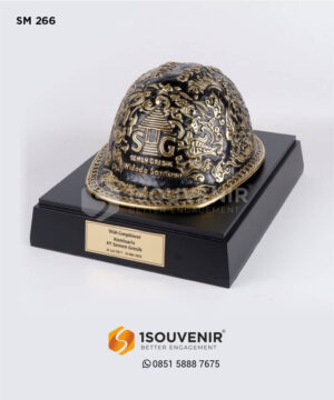 Souvenir Miniatur Helm Ukir Se...