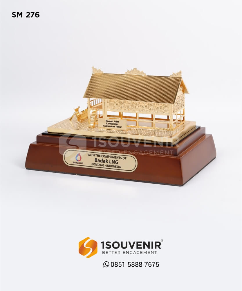 SM 276 Souvenir Miniatur Rumah Lamin Badak LNG