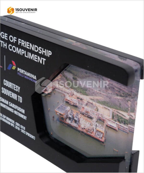 Detail PAK205 Plakat Kayu Akrilik Bridge of Friendship With Compliment