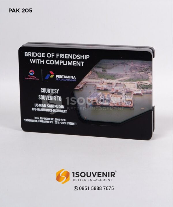 PAK205 Plakat Kayu Akrilik Bridge of Friendship With Compliment