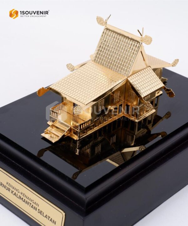 DETAIL_SM431 Souvenir Miniatur Rumah Adat Banjar Kenang-kenangan Gubernur Kalimantan Selatan