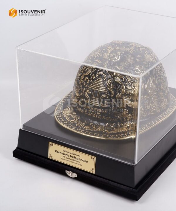 DETAIL2_SM425 Souvenir Miniatur Helm Ukir Komisaris Independen PT Semen Gresik Gresik