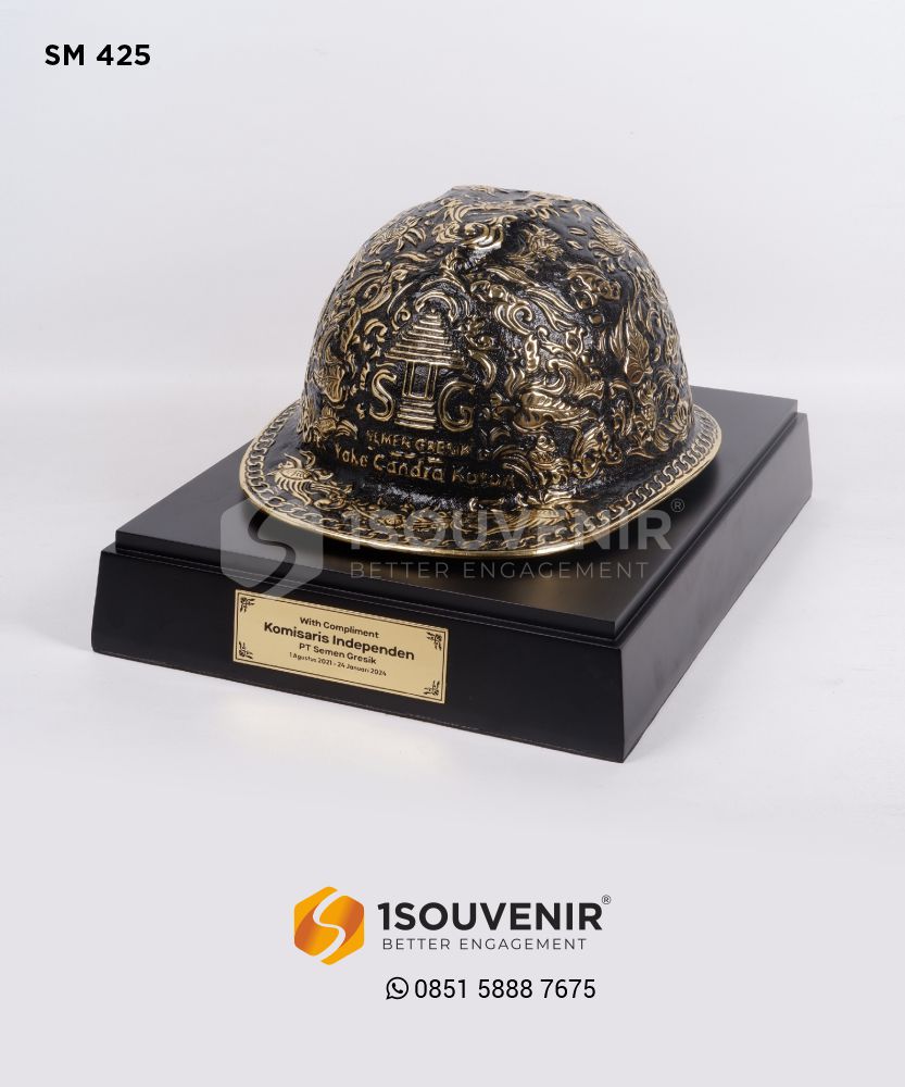 SM425 Souvenir Miniatur Helm Ukir Komisaris Independen PT Semen Gresik Gresik