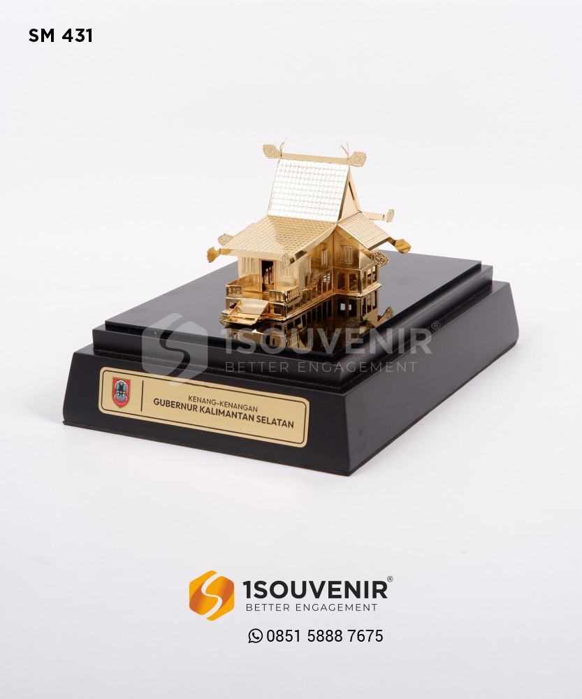 SM431 Souvenir Miniatur Rumah Adat Banjar Kenang-kenangan Gubernur Kalimantan Selatan