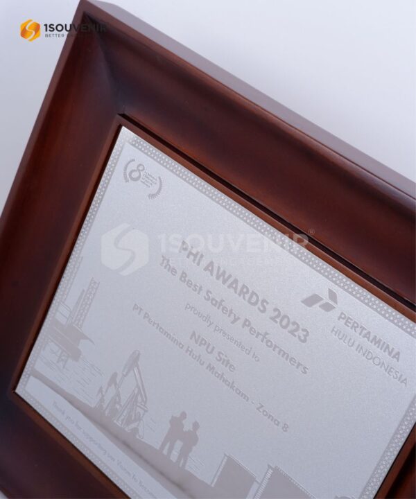 DETAIL_PK447 Plakat Kayu Frame PHI Award 2023 a World-Class Oil and Gas Company PT Pertamina Hulu Indonesia Jakarta