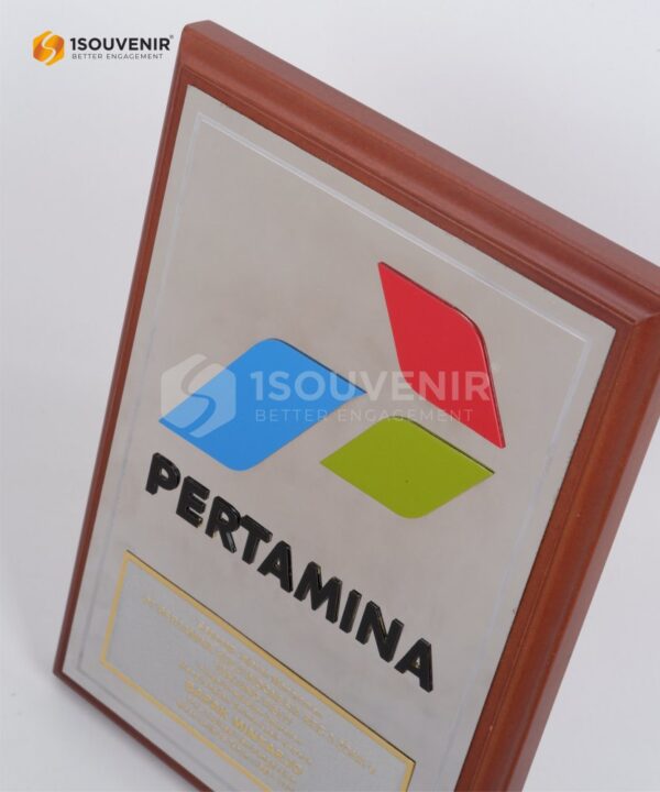 DETAIL_PK449 Plakat Kayu Logam Kenang-kenangan Purna Bakti Masa Kerja 35 Tahun PT Pertamina Hulu Indonesia Reg 3 Zona 9 Tanjung Field Tabalong Kalsel