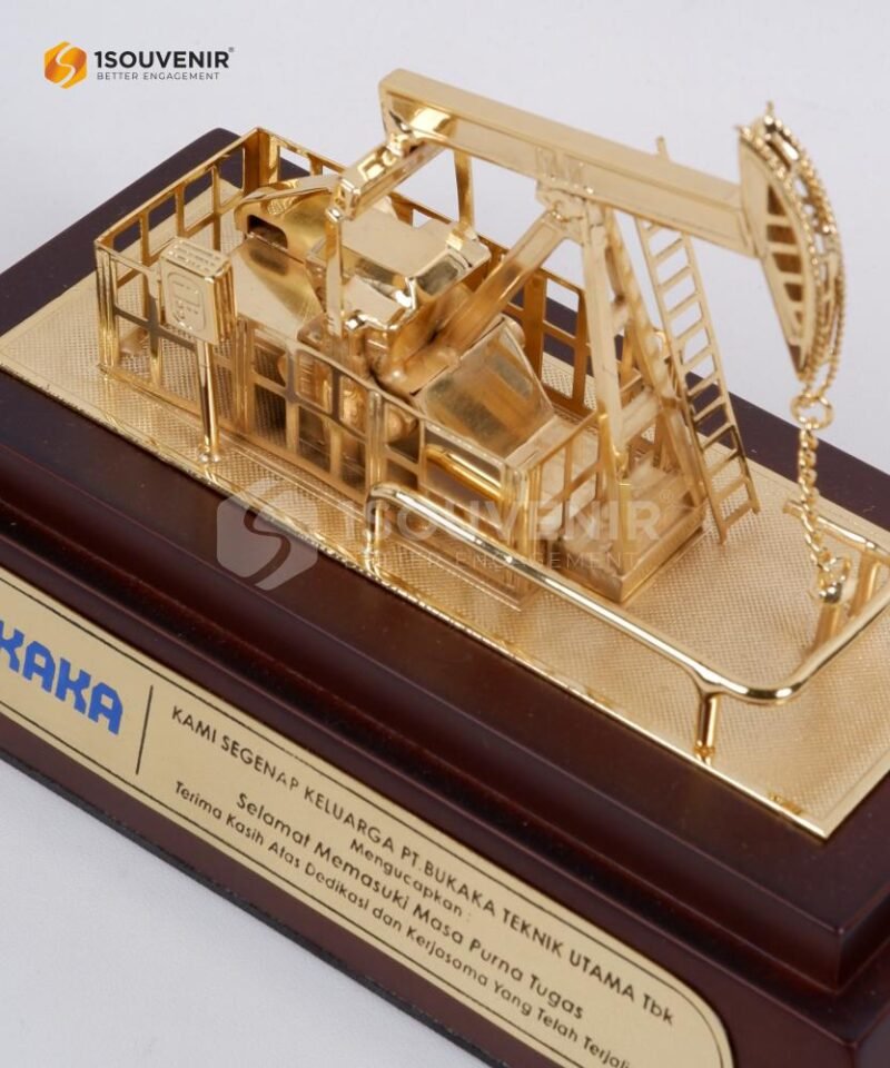 DETAIL_SM440 Souvenir Miniatur Pompa Angguk Ucapan Masa Purna Tugas dari PT Bukaka Teknik Utama Tbk Riau