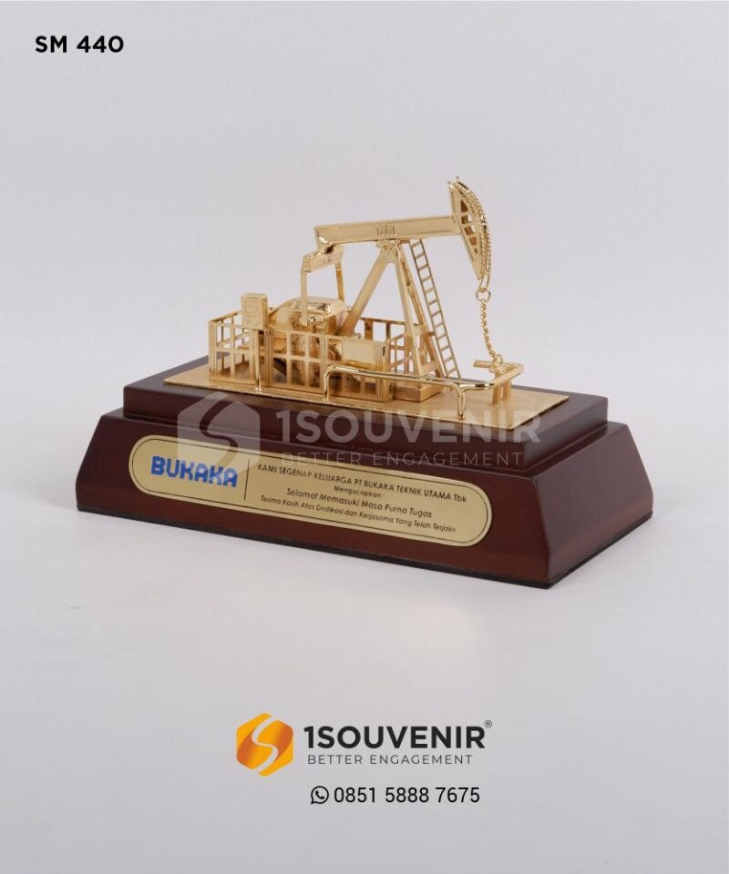 SM440 Souvenir Miniatur Pompa Angguk Ucapan Masa Purna Tugas dari PT Bukaka Teknik Utama Tbk Riau