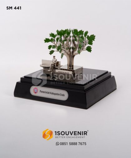 SM441 Souvenir Miniatur Custom Bung Karno dan Pohon Sukun Pemerintah Kabupaten Ende
