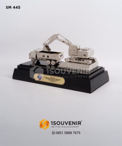 SM445 Souvenir Miniatur Ekskavator & Truck Indonesia Engineering Company