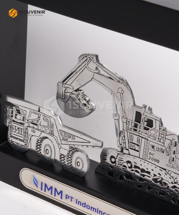 DETAIL_PF206 Plakat Frame Kayu Logam Excavator & Truck PT Indominco Mandiri