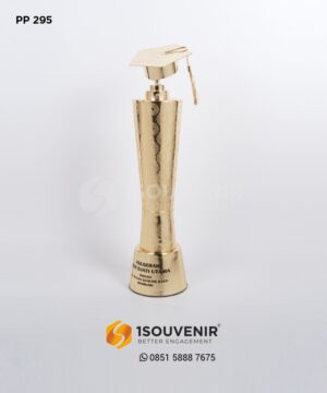 Piala Penghargaan Anugerah Wisuda U...