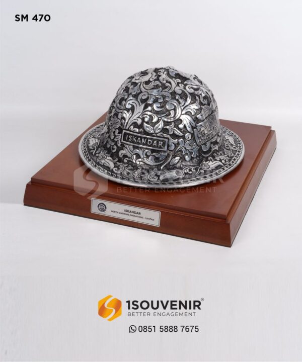 SM470 Souvenir Miniatur Helm Ukir North Onshore Operations Jakarta