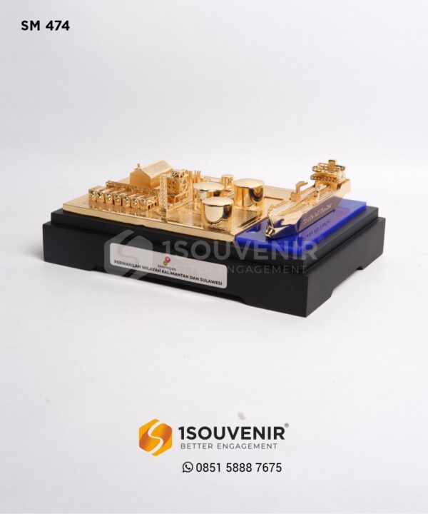 SM474 Souvenir Miniatur Kilang Minyak dan Kapal Crude Oil Tanker SKK Migas Kalsul