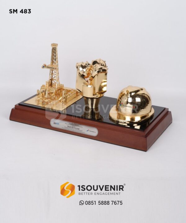 SM483 Souvenir Miniatur Rig Onshore, Drill, dan Helm Drilling Zona 7 PT Pertamina EP