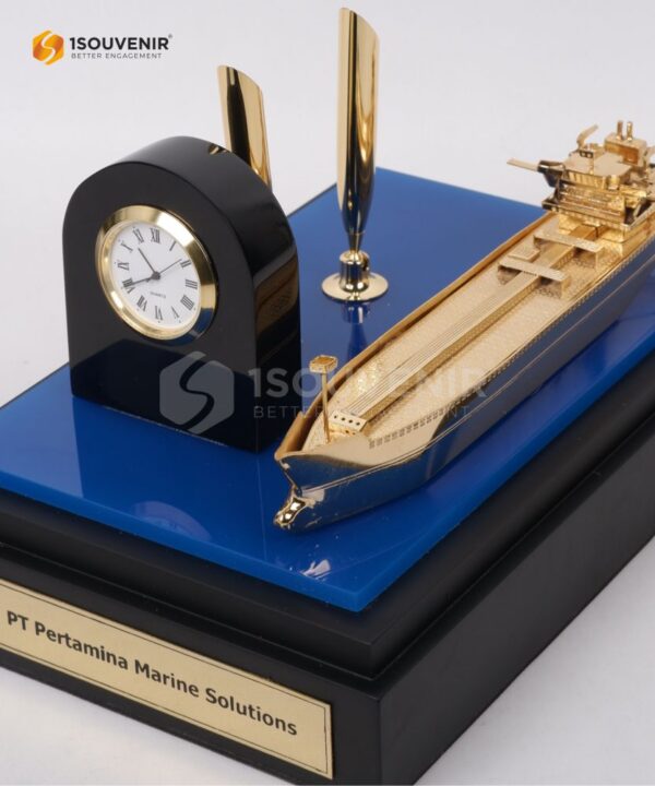 DETAIL_SM486 Souvenir Miniatur Kapal Tanker PT Pertamina Marine Solution Pen Holder Jam