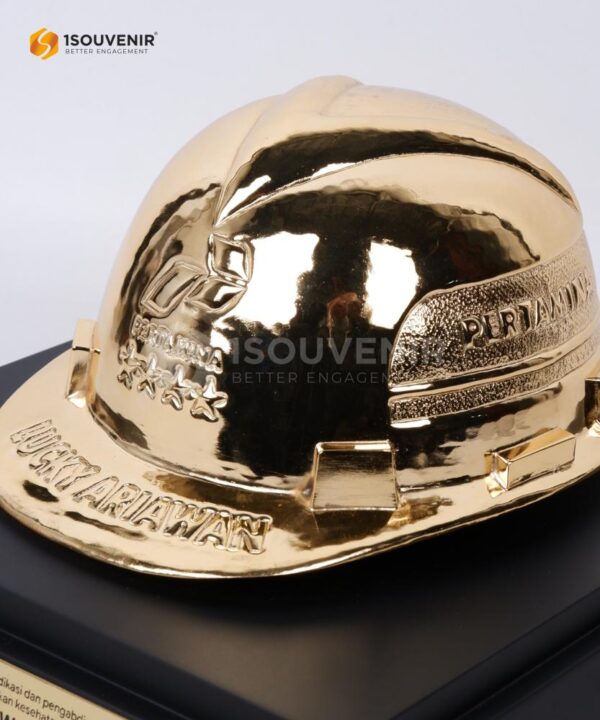 DETAIL_SM493 Souvenir Helm Logam Penghargaan PT Pertamina PHE ONWJ