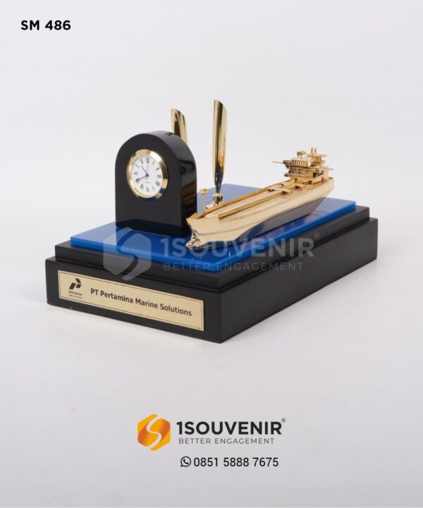 SM486 Souvenir Miniatur Kapal Tanker PT Pertamina Marine Solution Pen Holder Jam