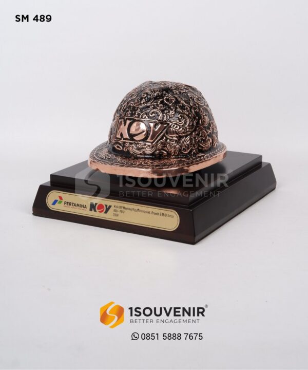 SM489 Souvenir Helm Logam Tatah PT Asta Bumi Cipta