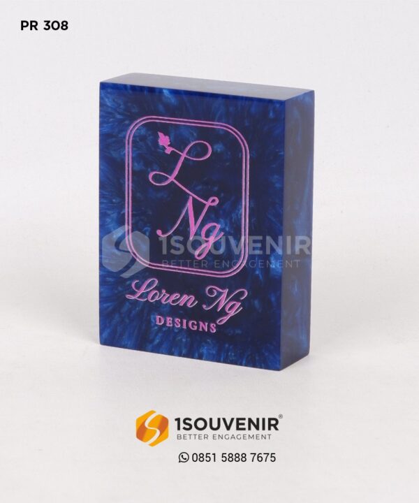 PR308 Plakat Resin Loren NG Designs Plakat penghargaan custom dengan desain logo Loren Ng berwarna biru dengan aksen pink, diproduksi oleh 1Souvenir