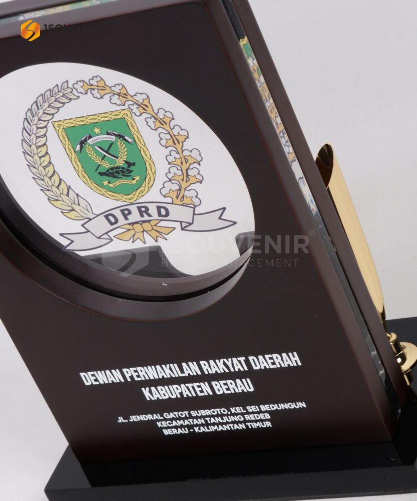 DETAIL_PAK270 Plakat Akrilik Kayu Pen Holder DPRD Kabupaten Berau