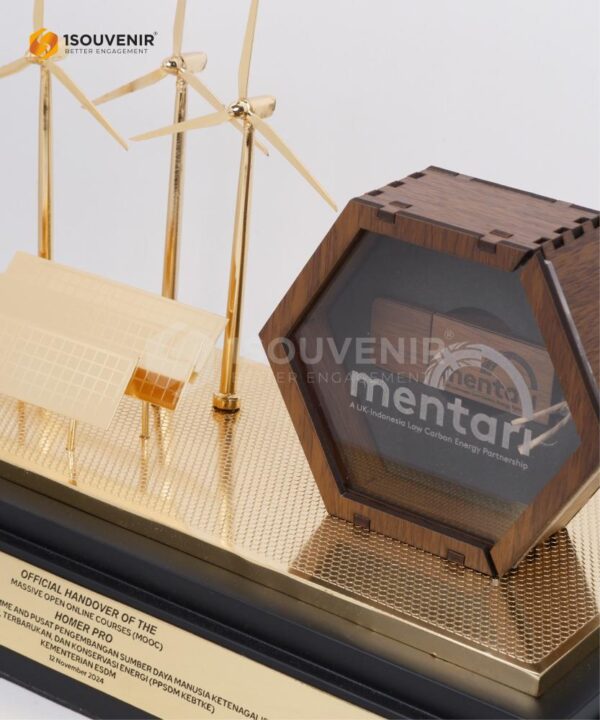 DETAIL_SM504 Souvenir Miniatur Pembangkit Listrik Baling Baling dan Panel Surya Kementerian ESDM