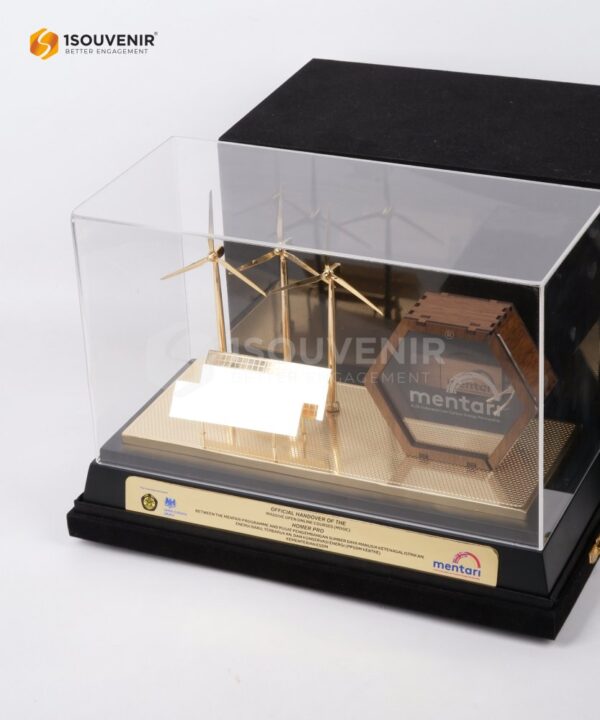 DETAIL2_SM504 Souvenir Miniatur Pembangkit Listrik Baling Baling dan Panel Surya Kementerian ESDM