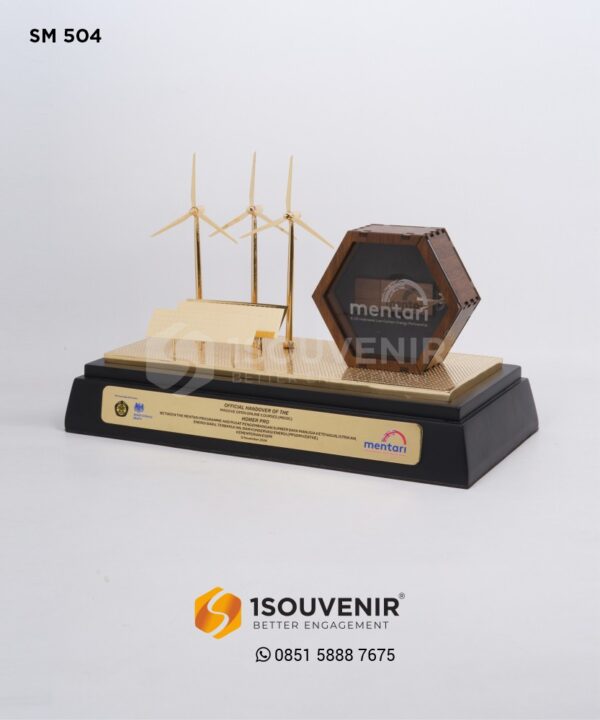 SM504 Souvenir Miniatur Pembangkit Listrik Baling Baling dan Panel Surya Kementerian ESDM