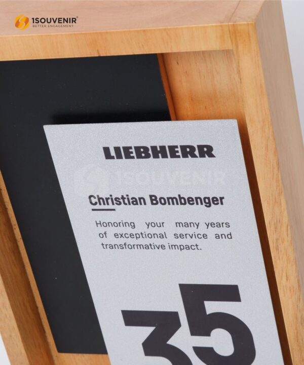 DETAIL_PF236 Plakat Frame Kayu Penghargaan dan Didikasi 35th PT Liebherr Indonesia