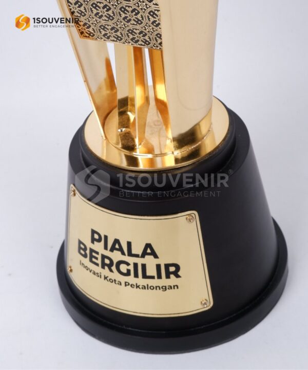 DETAIL2_TB257 Piala Bergilir Innovation Award City of Craft and Folk Art Kota Pekalongan