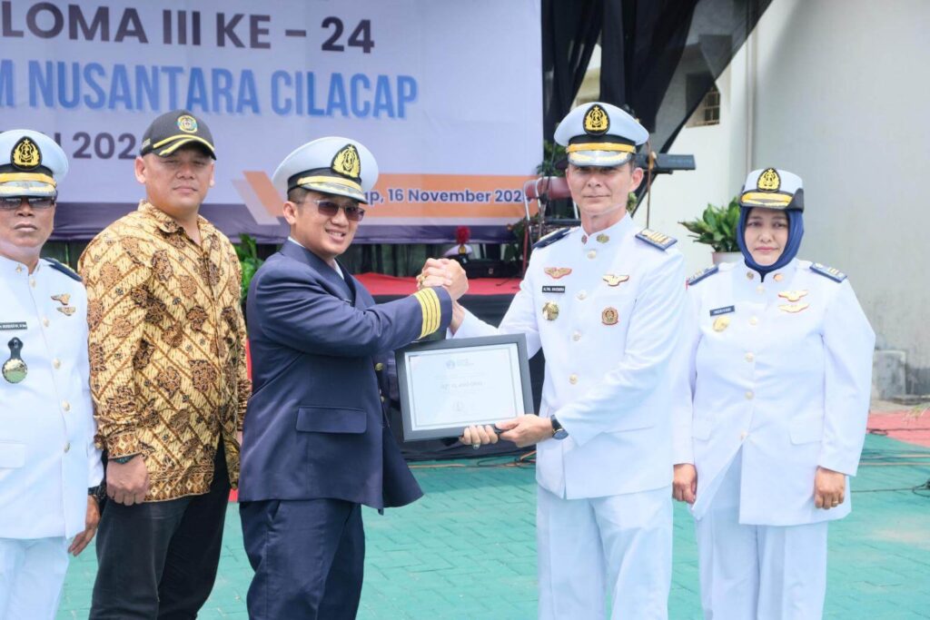 penyerahan plakat di upacara