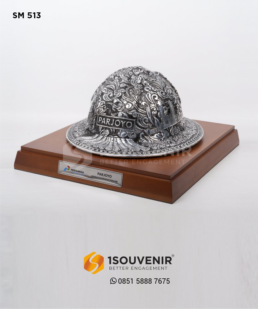 SM513 Souvenir Helm Ukir Penghargaan Operator Production NIB PT Pertamina