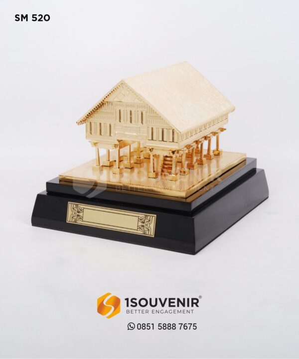 SM520 Souvenir Miniatur Rumah Adat Krong Bade Banda Aceh