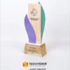 Plakat kayu eksklusif dengan desain modern dan aksen warna ungu serta hijau, diberikan dalam acara Move More Challenge sebagai penghargaan Top Achiever.