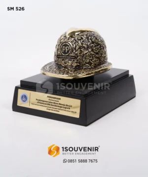 Miniatur Helm Penghargaan PT PP Tbk