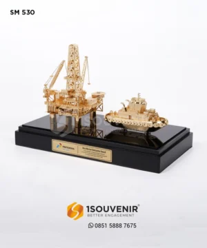 Miniatur Rig Offshore dan Tugboat Best Marine Contractor Award PT Pertamina PHE OSES