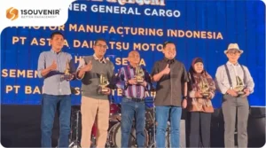 Prestasi General Cargo Diakui, Pelindo Serahkan Plakat
