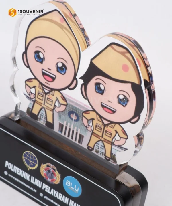 DETAIL-PAK299 Plakat Kayu Akrilik Politeknik Ilmu Pelayaran Makassar
