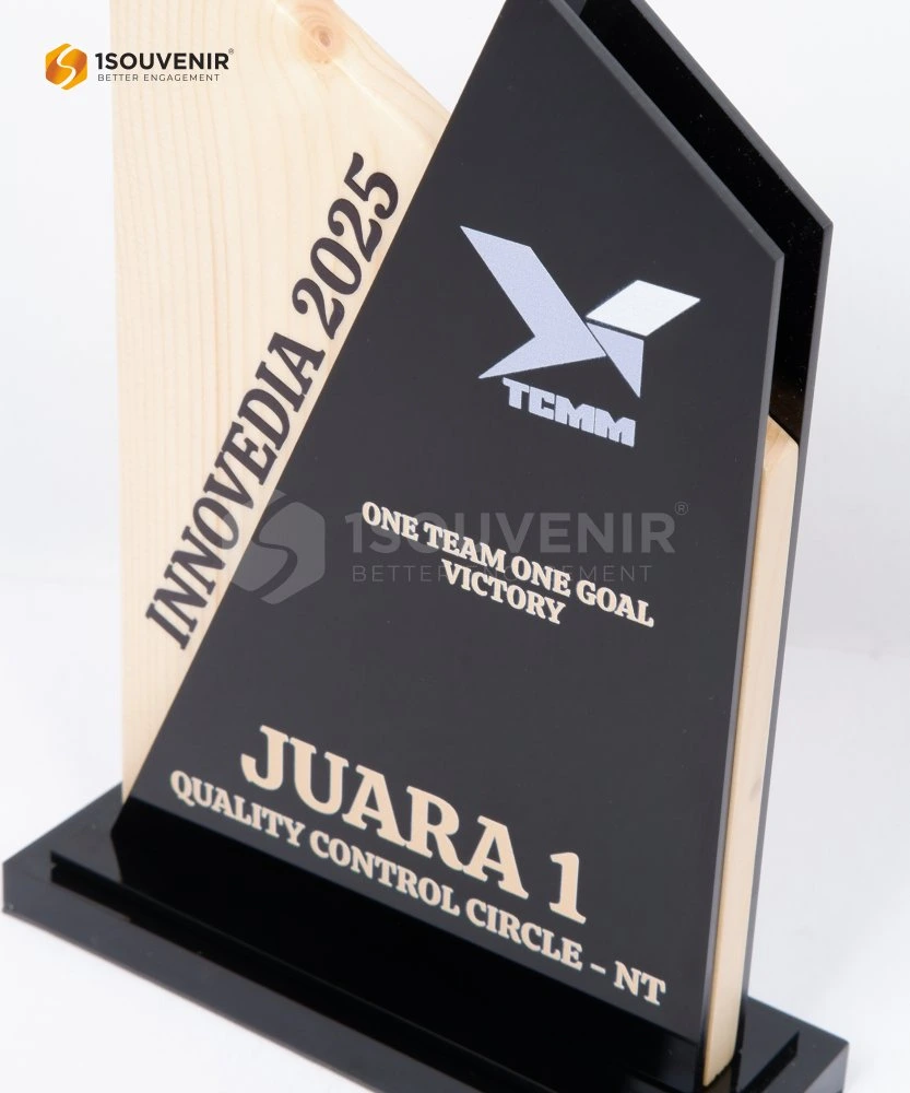 DETAIL-PAK303 Plakat Kayu Akrilik Innovedia 2025