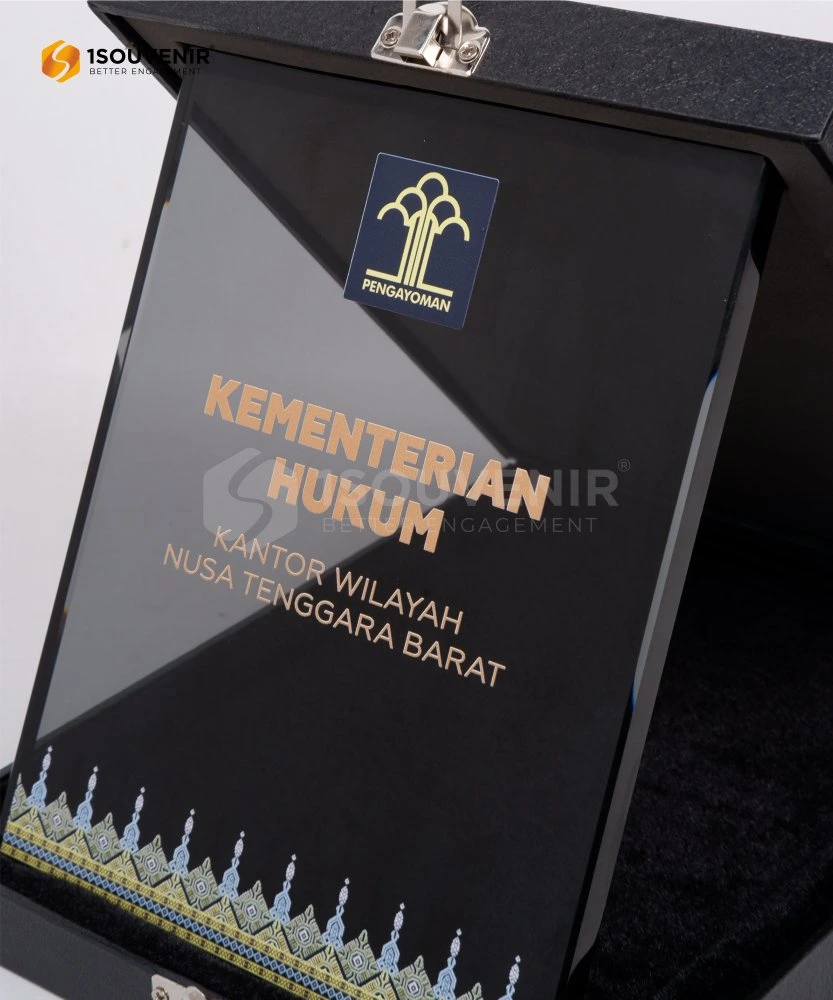DETAIL-PKR340 Plakat Kristal Kementrian Hukum NTB