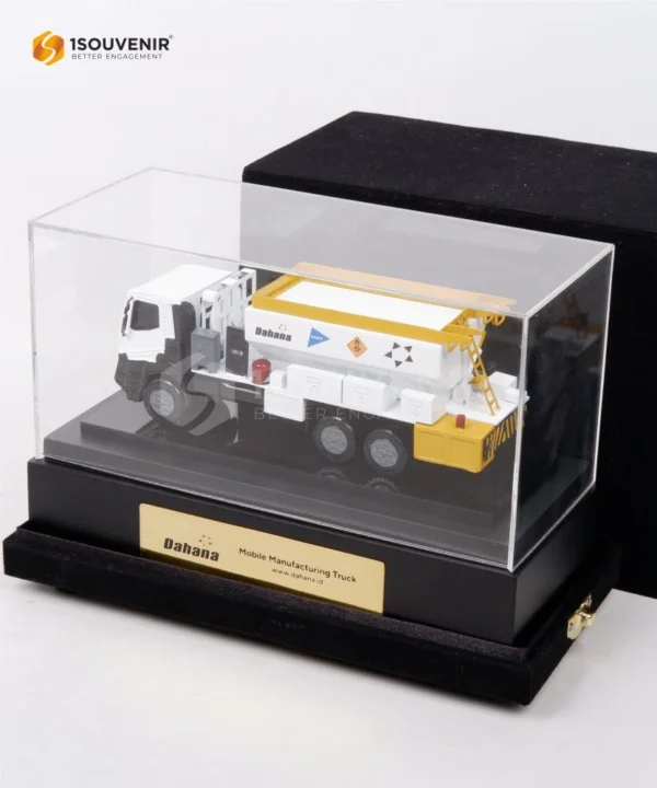 DETAIL2-SM544 Miniatur Mobile Manufacturing Truck