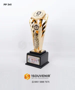 Piala Penghargaan Purna Tugas KPP P...