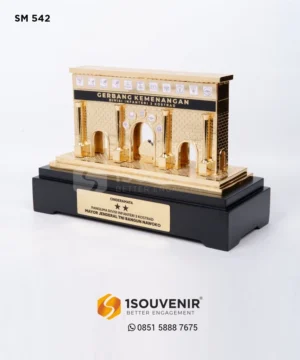 Miniatur Gerbang Kemenangan Di...