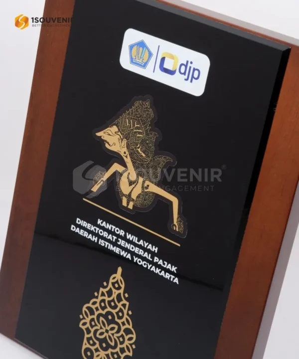 DETAIL-PAK306 Plakat Kayu Akrilik Dirjen Pajak DIY