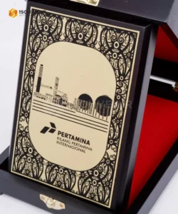 DETAIL-PK578 Plakat Kayu Logam Kilang Pertamina Internasional