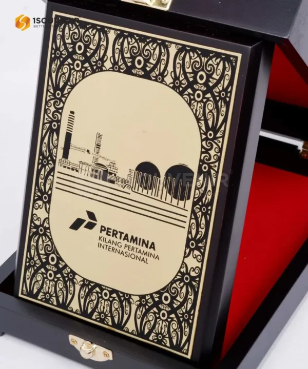 DETAIL-PK578 Plakat Kayu Logam Kilang Pertamina Internasional