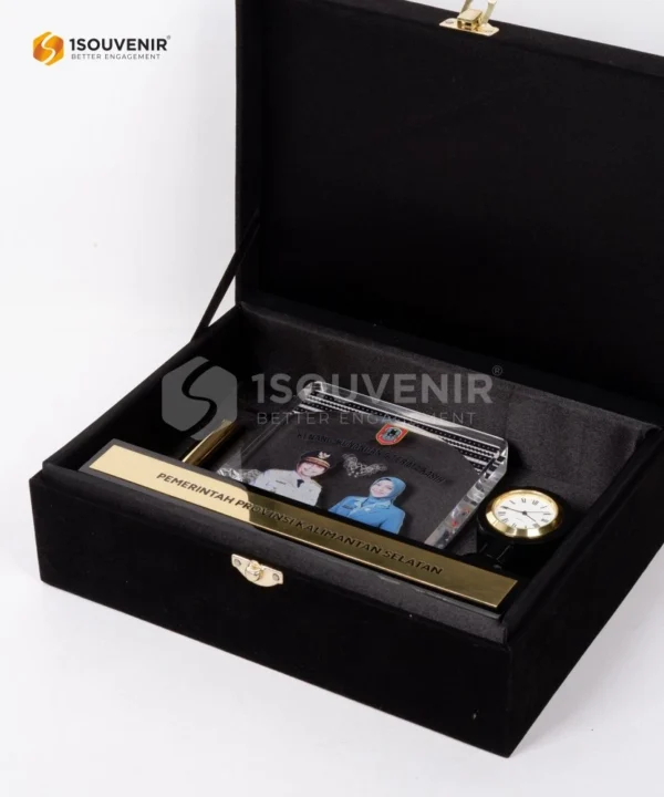 DETAIL2-PJH303 Plakat Pen Holder Jam Pemprov Kalsel